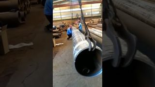 Proces przenoszenia dużych rur ocynkowanych